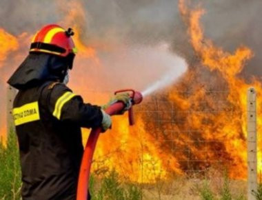 Ανησυχία για αναζωπυρώσεις στο Καπανδρίτι - Δύο καναντέρ και τρία ελικόπτερα στην περιοχή (φωτό, βίντεο)